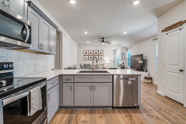 Building Photo - 911 Hay Loft Ln