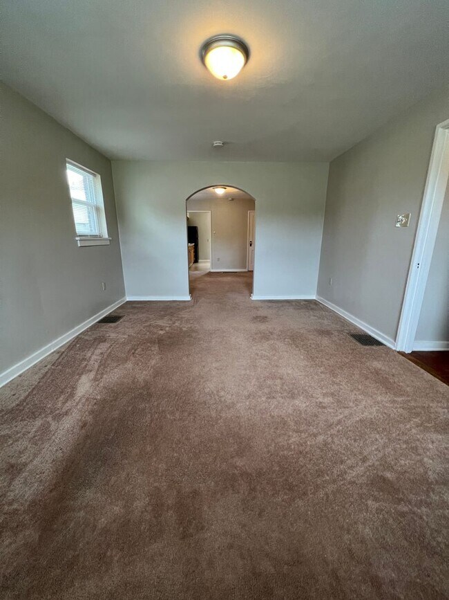 Building Photo - 1257 W 6th St