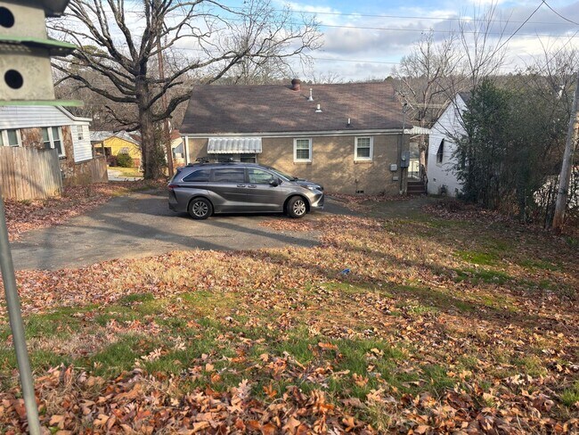 Building Photo - Cute 2 bedroom Hillcrest Bungalow