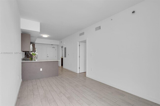 Building Photo - 321 NE 26th St