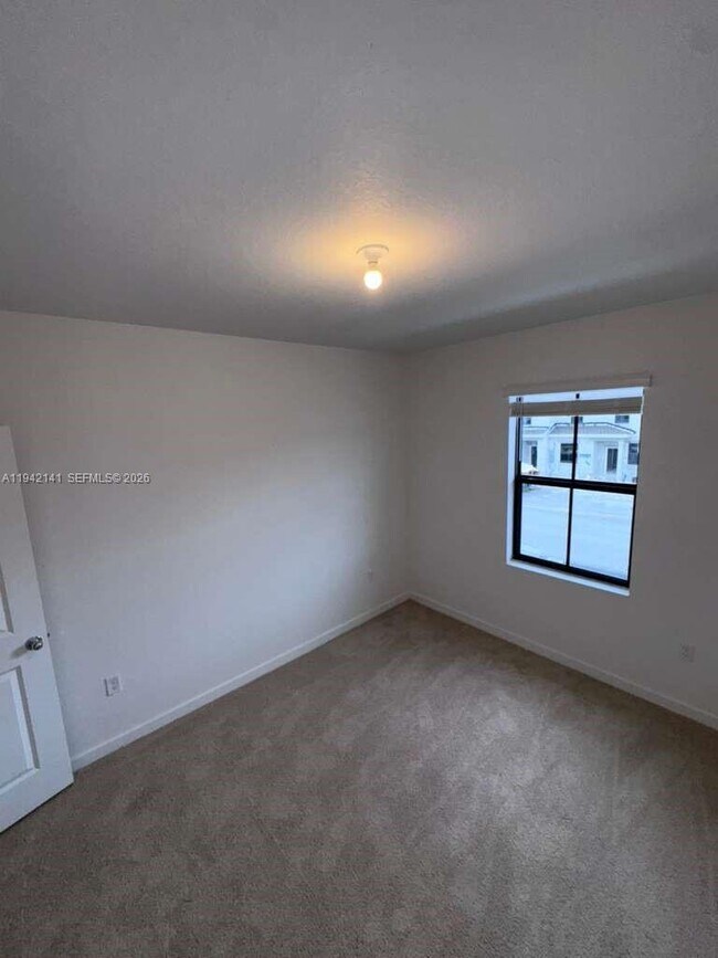 Building Photo - 15490 NE 3rd Ave