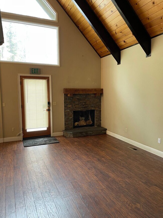 Building Photo - 3 Bed, 2 Bath with Garage - Beautiful Montgomery Estates Chalet off Pioneer Trail