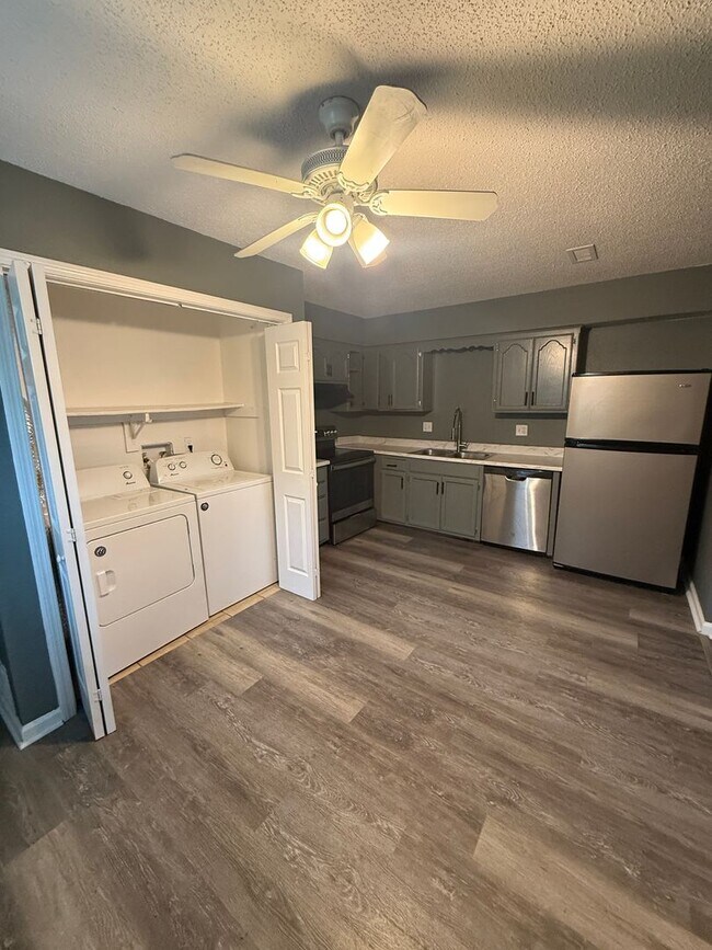 Building Photo - Spacious 3-bedroom, 1.5-bath townhome available