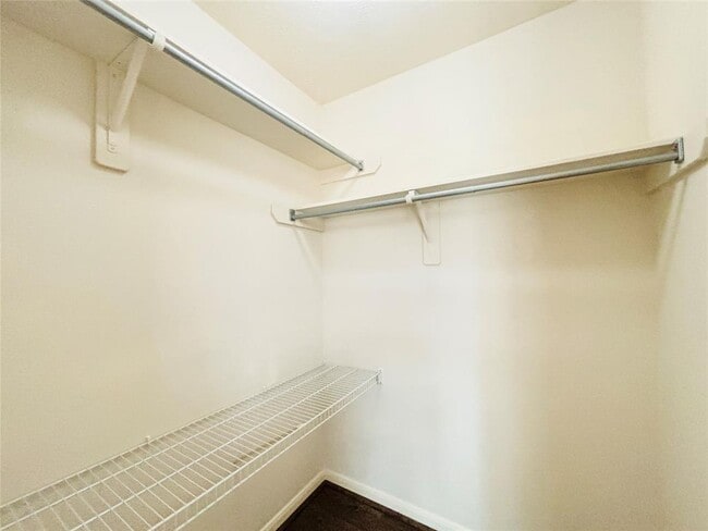 Building Photo - 1803 Stoneleigh Ct
