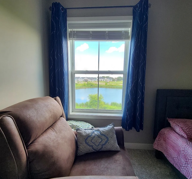 Building Photo - Beautiful 4bed 3.5bath End Unit Townhome With Walk-Out Basement!