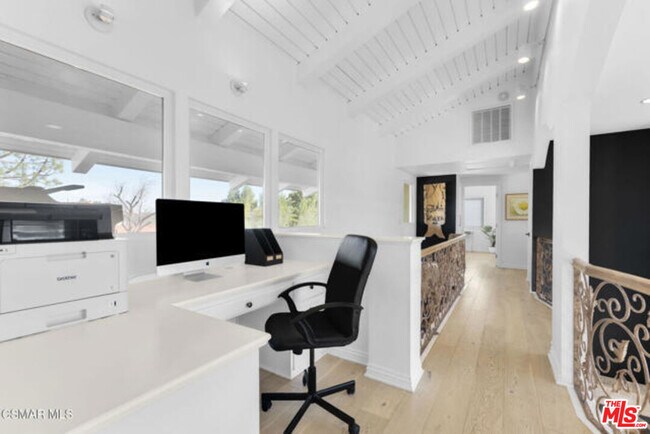 Building Photo - 987 Brookview Ave