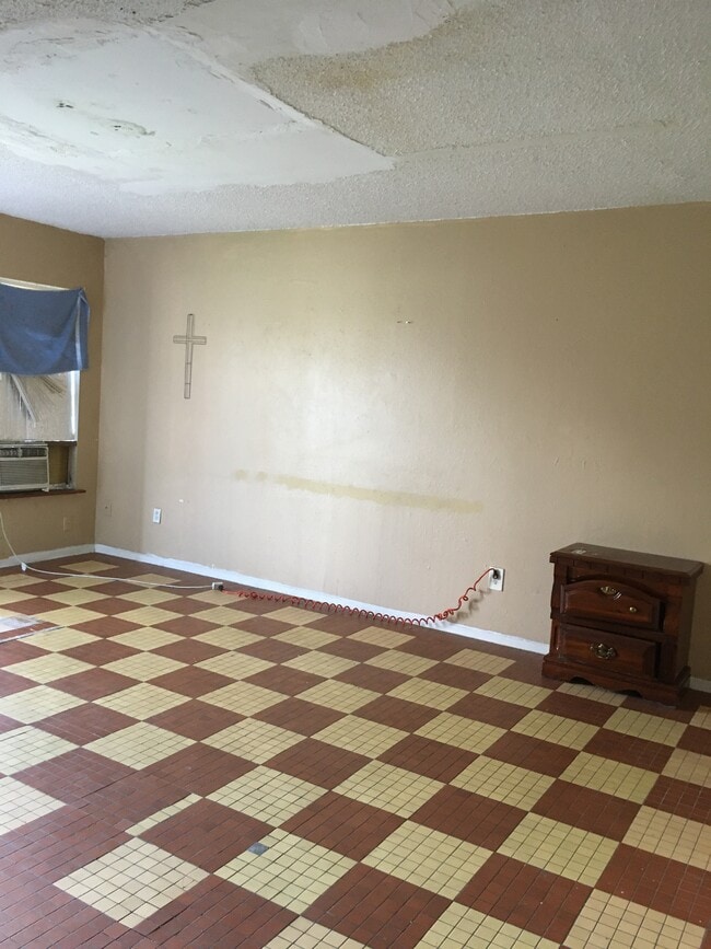 Building Photo - 7939 Sarita St