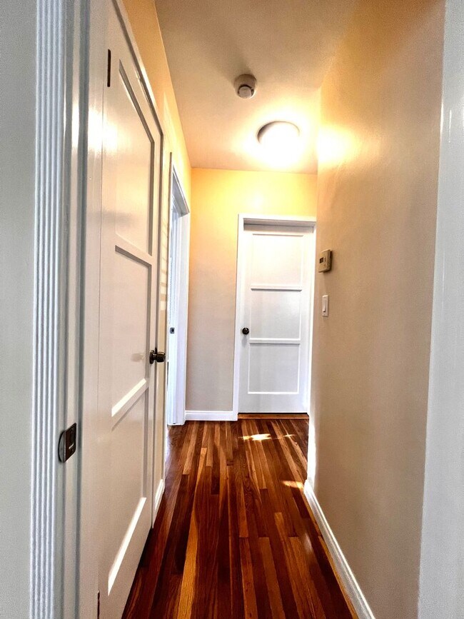 Building Photo - Single Family. 3-bed Home - Desireable Neighborhood!