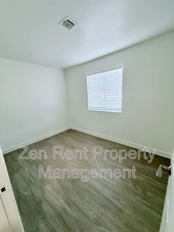 Building Photo - 1044 E Harmony Ave