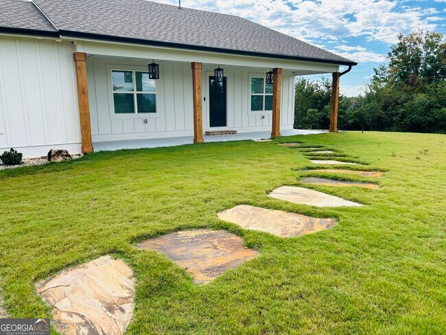 Building Photo - 425 Smokey Rd