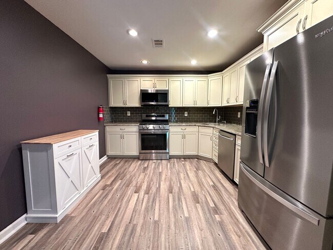Building Photo - 2 bedrooms, 2.5 bathrooms