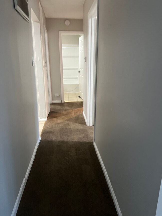 Building Photo - A charming 3 bedroom, 1 bathroom house has been newly remodeled and is ready for you to move in.