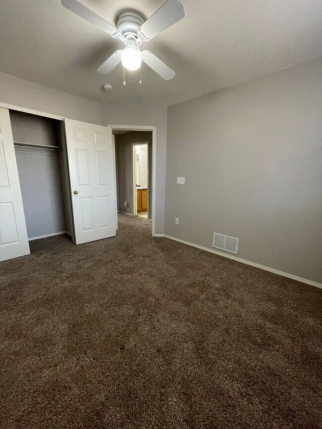 Building Photo - Beautiful 3B/2.5B Home in Ridge Crest Neighborhood - Ready for Move-in