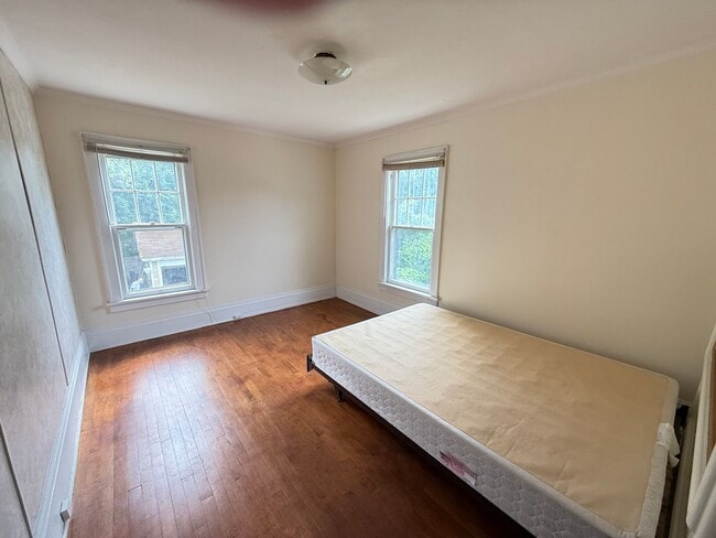 Building Photo - Well-Maintained 2-Bed Near Transit and Dow...