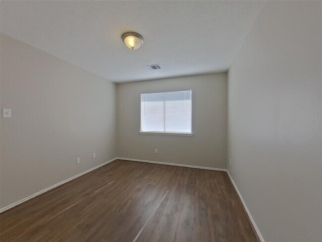 Building Photo - 33107 Cottonwood Bend