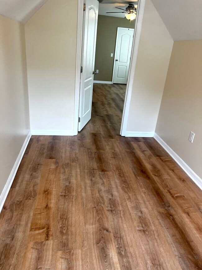 Building Photo - 3/2 with fenced in yard!