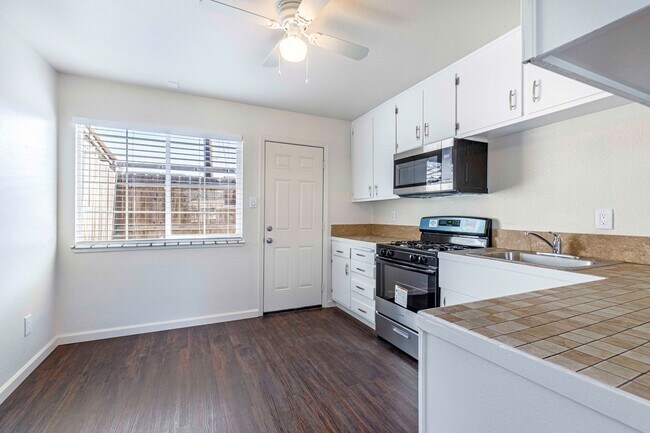Building Photo - Spacious 2 bedroom / 1 bath renovated home...