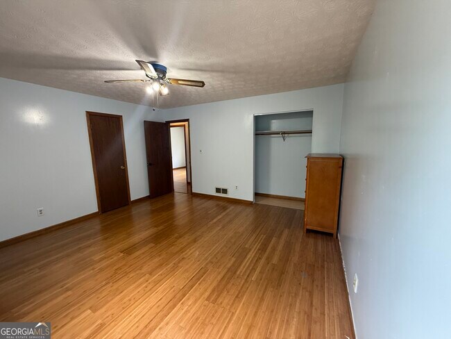 Building Photo - 5957 Nell Ln