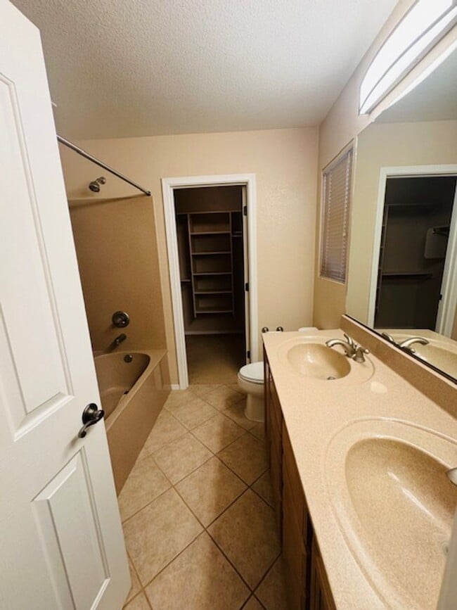 Building Photo - Resort-Style Living in Northwest Tucson- 3 Bedroom/ 3 Bathroom 2-Story House with garage!