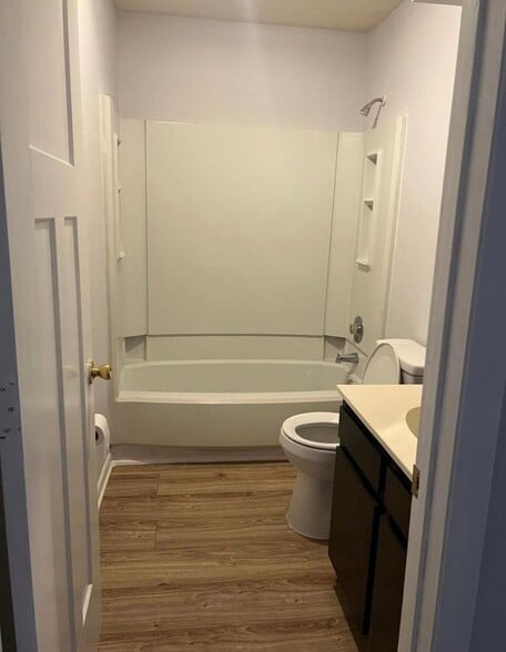 Guest Bathroom - 4517 Sharon Chase Dr