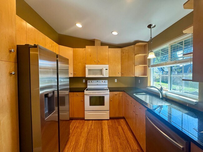 Building Photo - $500 Move In Discount! | 3 Bedroom 2 Bath ...