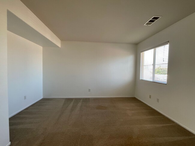 Building Photo - East Palmdale Home