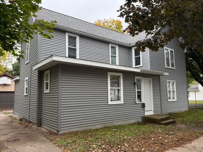Building Photo - 6 Bedroom 2 Bath | Student Rental