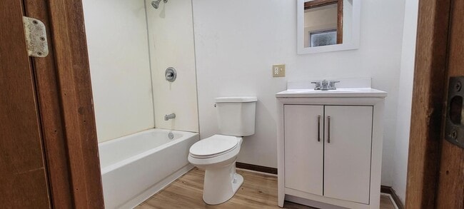 Building Photo - 2815 N Shore Dr