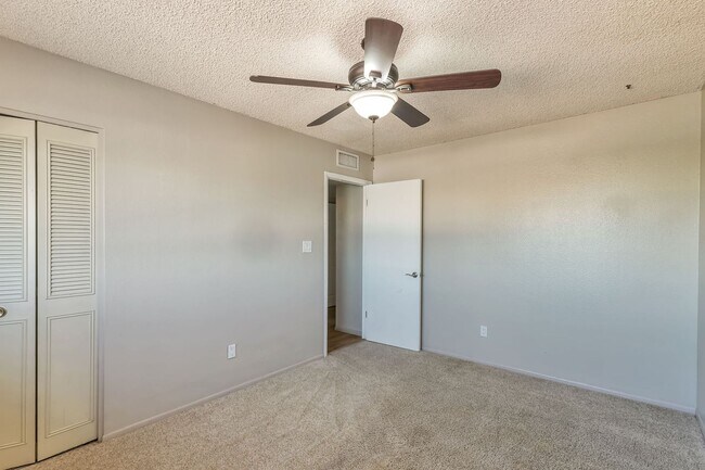 Building Photo - 3511 S Alder Dr