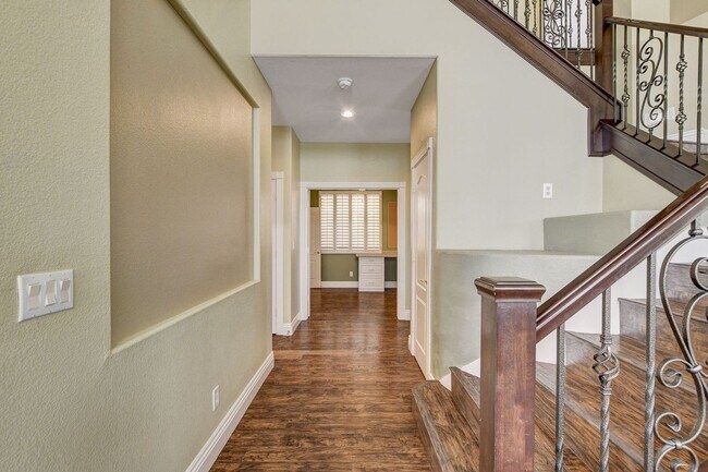 Building Photo - Stunning Summerlin Pool Home!