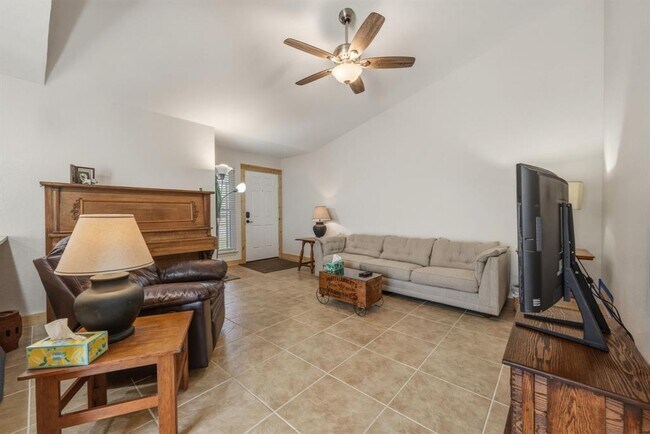 Building Photo - 513 Texas Ave