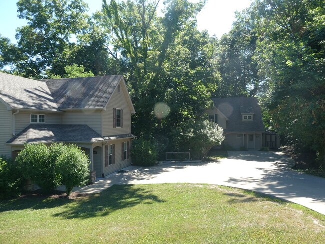 Building Photo - Two-story cottage with 3 bedrooms and 2-1/...