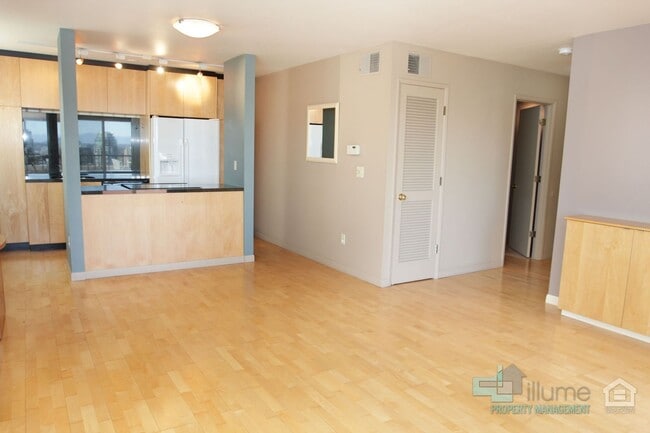 Building Photo - Condo Near OHSU with Huge Deck, Stunning Views and Parking
