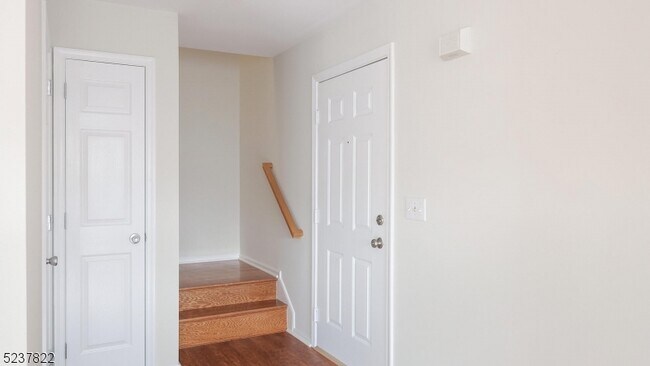 Building Photo - 1044 Shadowlawn Dr