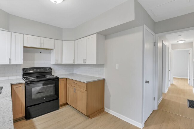 Building Photo - 307 S Wheatland Ave