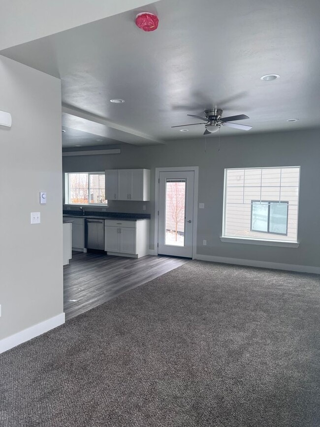 Building Photo - 3 BR townhouse in Victor, ID W/ Garage