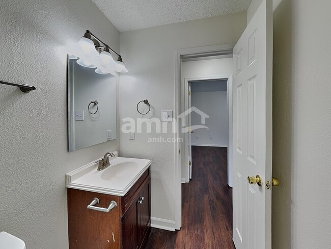 Building Photo - 5624 Grassy Bank Dr