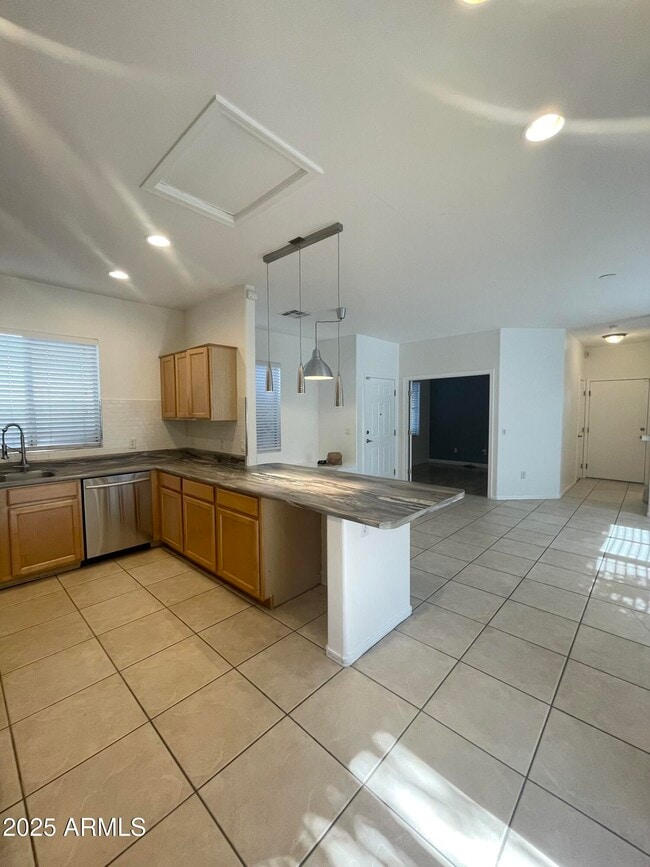 Building Photo - 646 E El Monte Pl