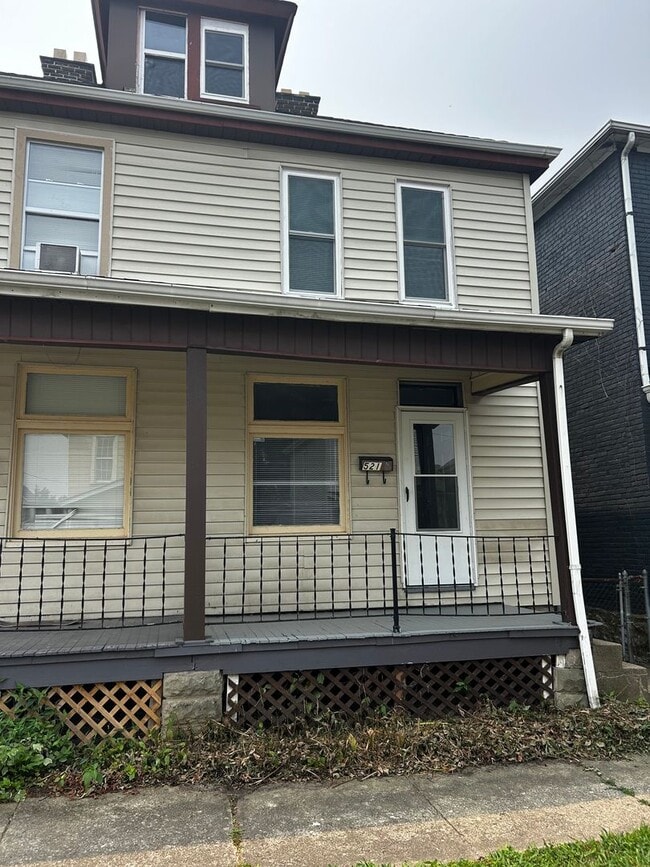 Building Photo - Spacious 1 Bedroom 1/2 Double with Basement & Extra Room