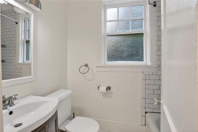 Building Photo - 677 Somerset Terrace NE