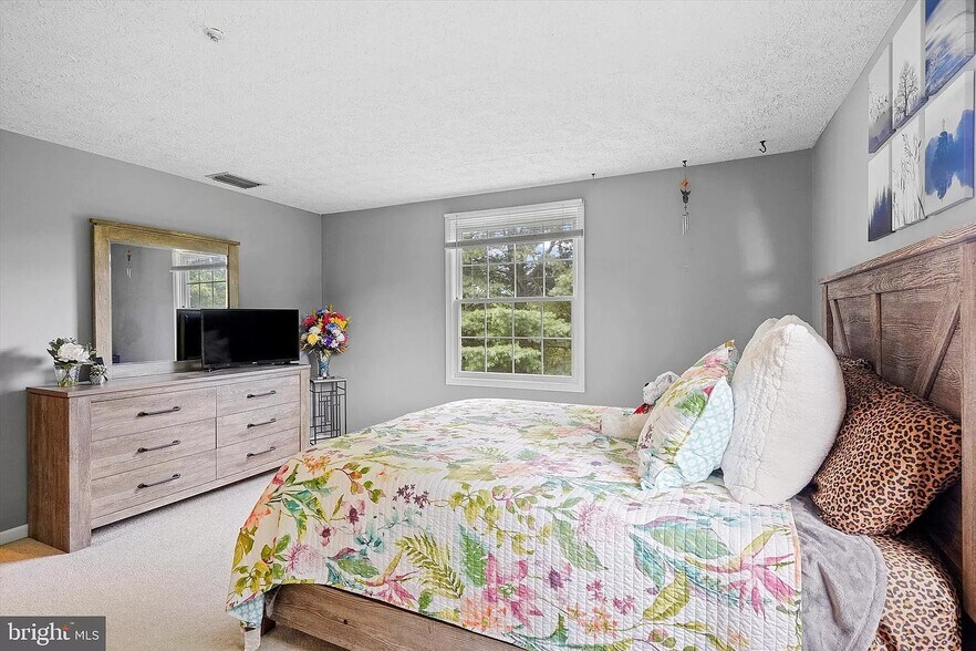 Building Photo - 209 Oak Leaf Cir