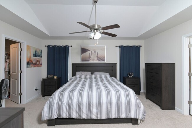 Building Photo - Spacious 5-Bedroom, 3-Bath Home with Modern Features in Elgin!