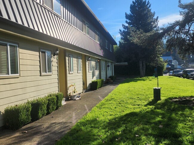 Building Photo - 1ST  FULL  MONTH'S  RENT   FREE  Pet-friendly Townhouse Near Parks and Downtown Newberg - Showing...