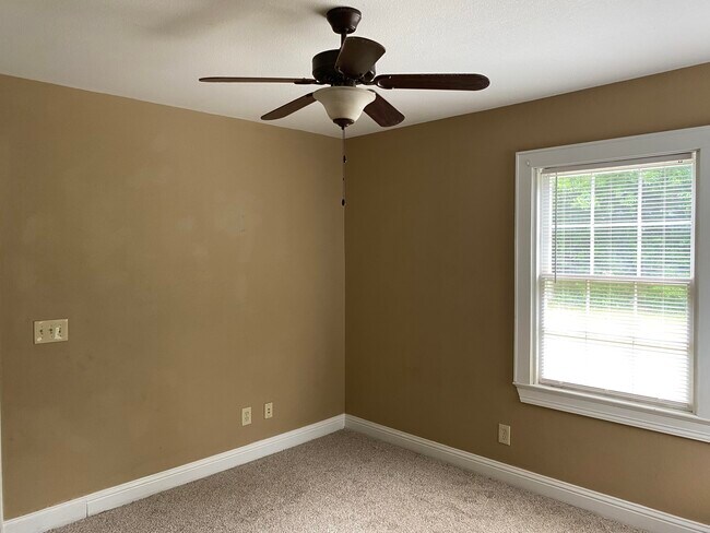 Building Photo - 716 E Austin St