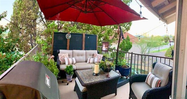 Building Photo - Beautiful Updated 2Br/2/Ba + Den W/ detach...