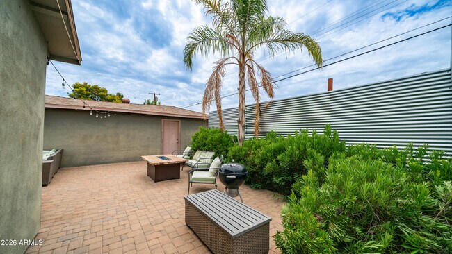Building Photo - 717 E Palmaire Ave