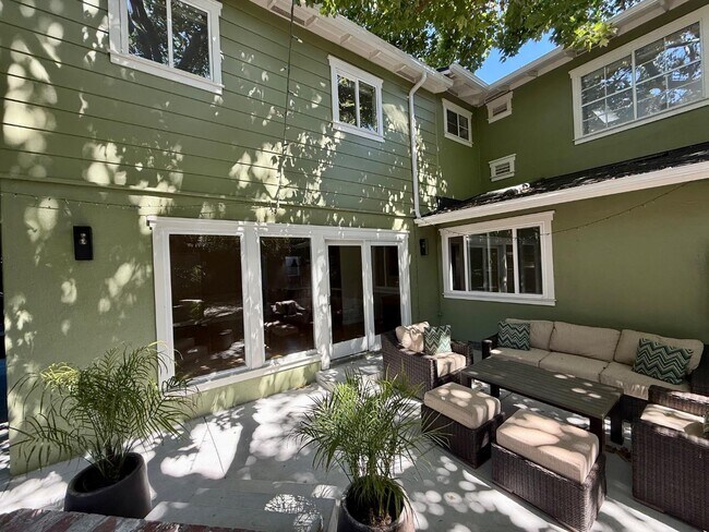 Building Photo - 1082 Lupin Way
