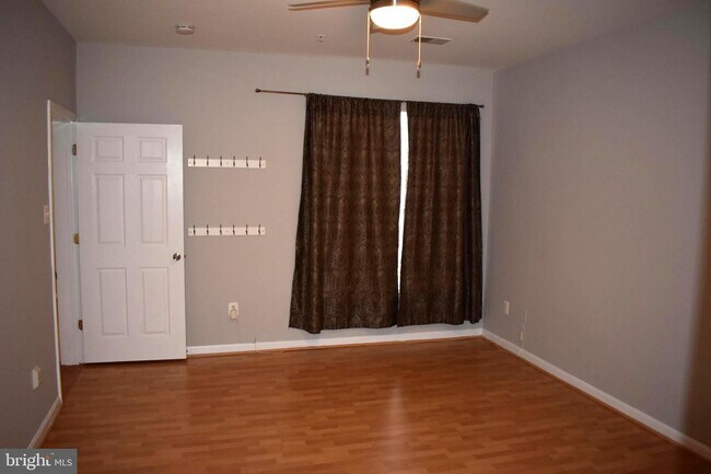 Building Photo - 10730 Symphony Way