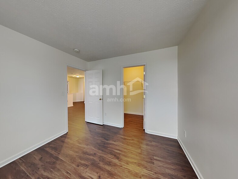 Building Photo - 6154 N Woodhaven Dr