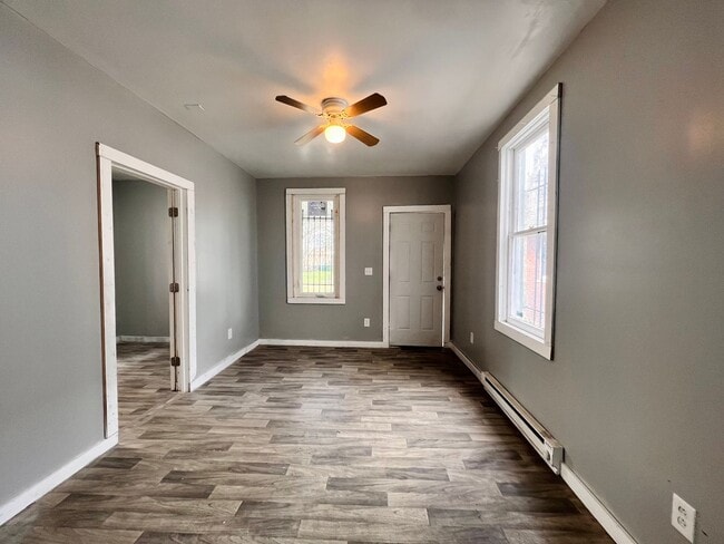 Building Photo - 2 Bedroom House